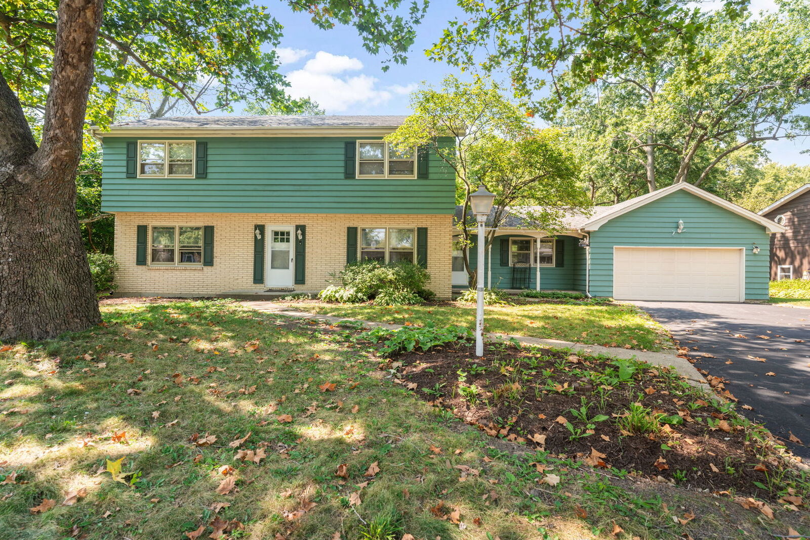 Property Photo: 133 Mayflower Drive IL 60510