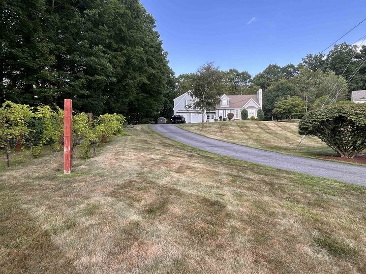 Property Photo: 4 Tear Drop Circle NH 03051