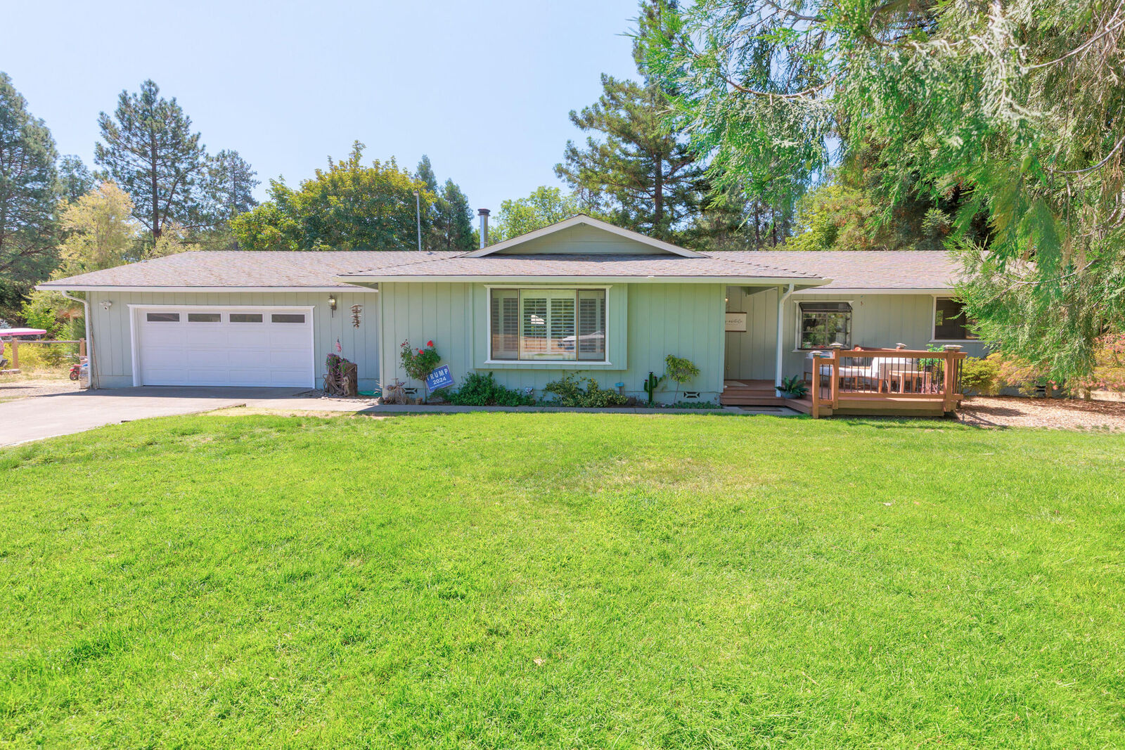 Property Photo: 8122 New Hope Road OR 97527