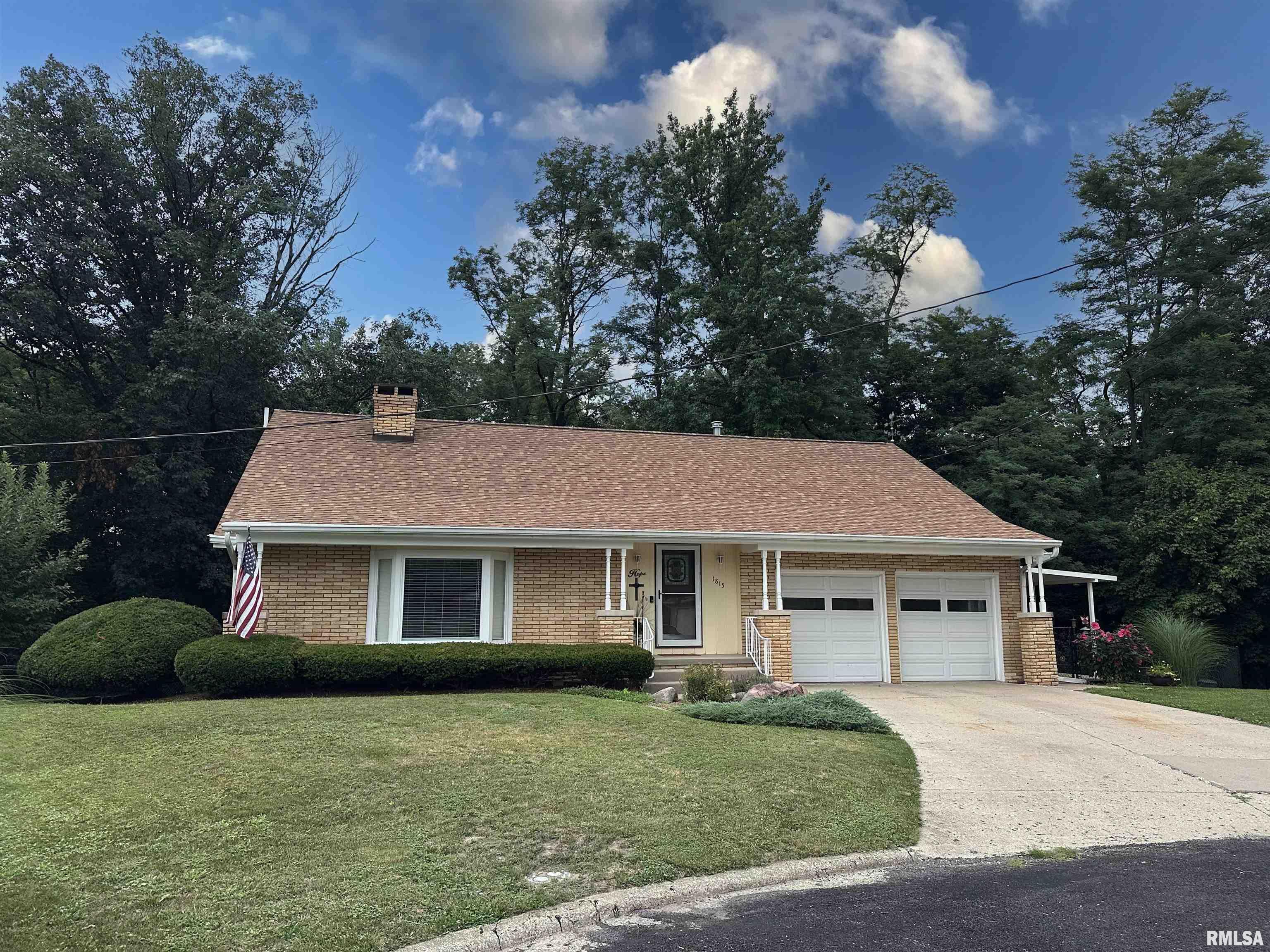 Property Photo: 1815 S Timber Court IL 61607