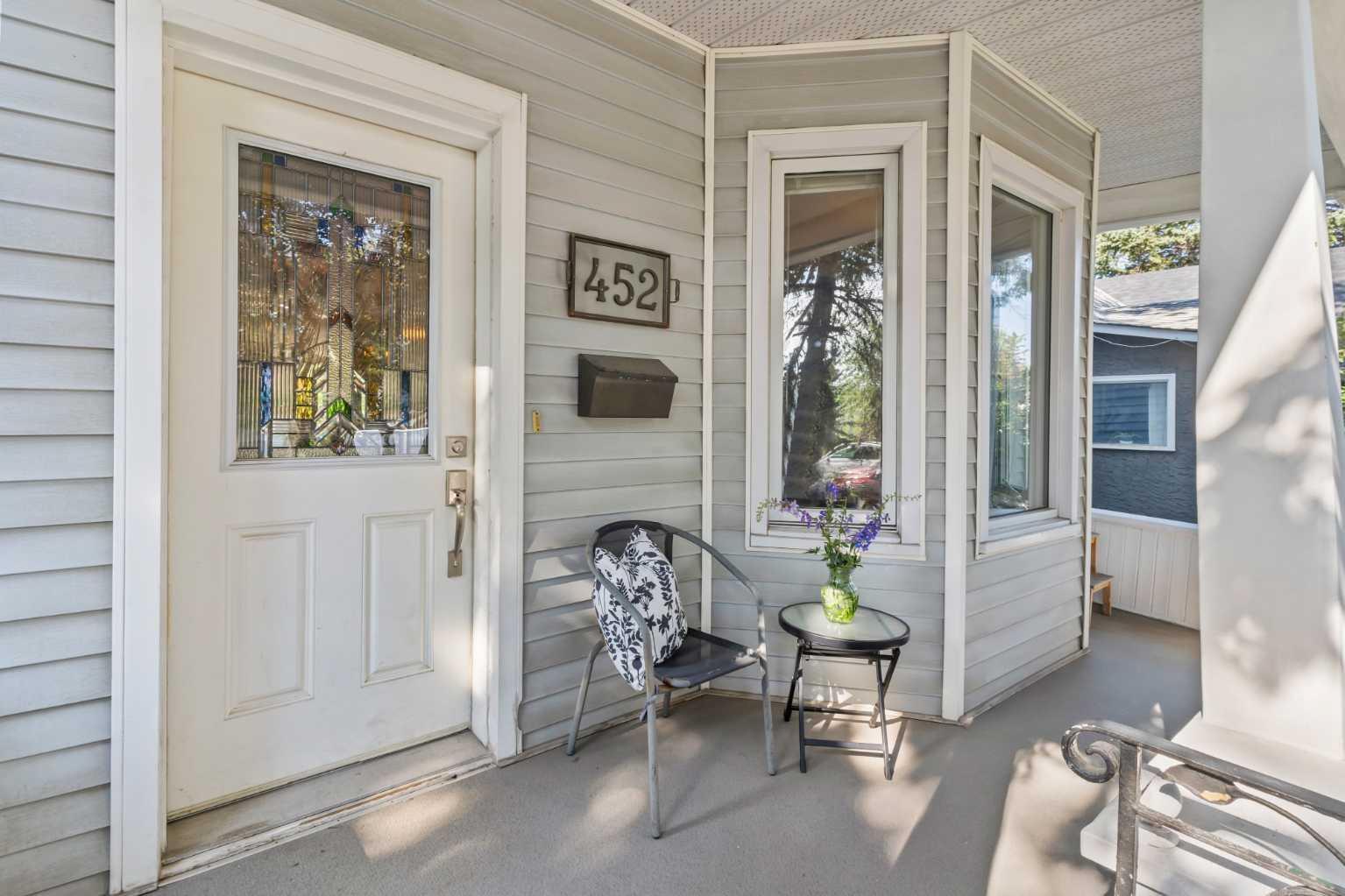 Photo de la propriété: 452 20 Avenue NW AB T2M 1C4