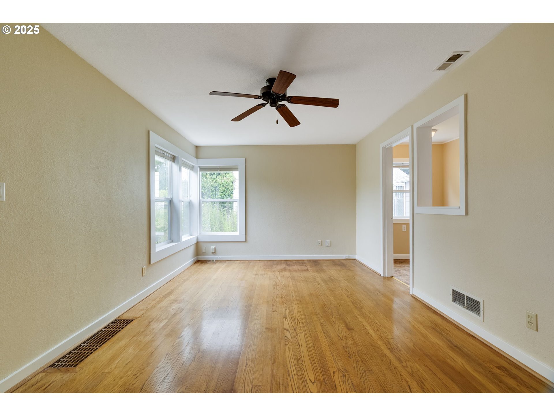 Property Photo: 34 SE 86th Ave OR 97216