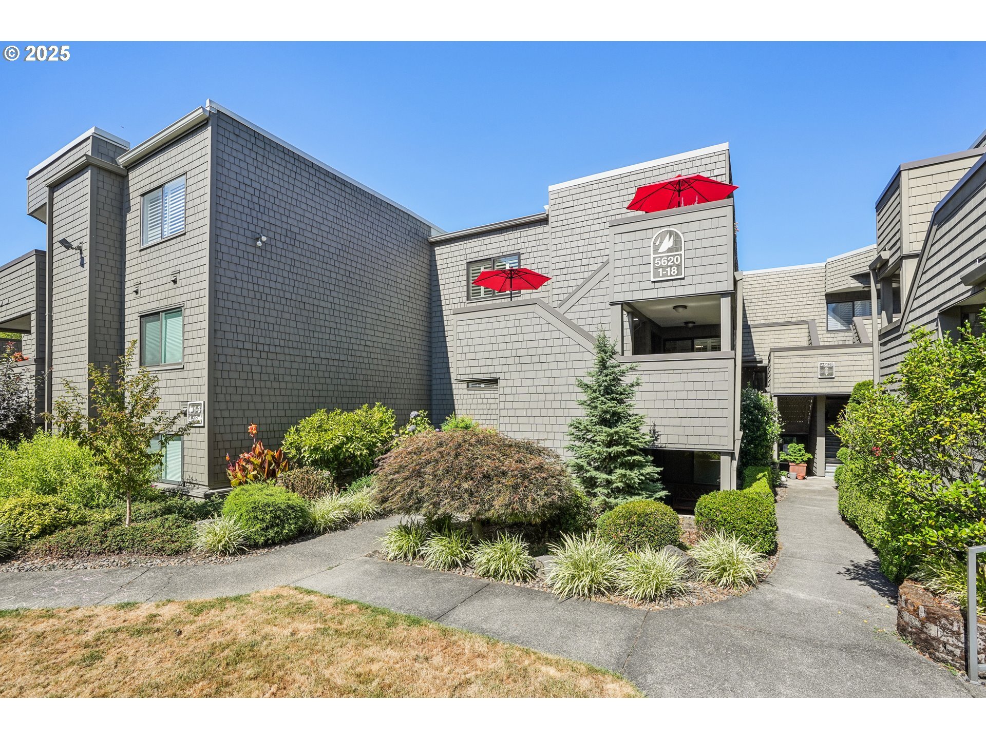 Property Photo: 5620 S Riverside Ln 5 OR 97239