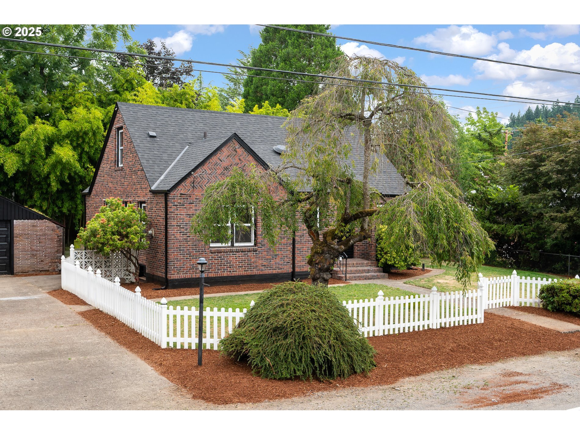 Property Photo:  13519 SE Harold St  OR 97236 
