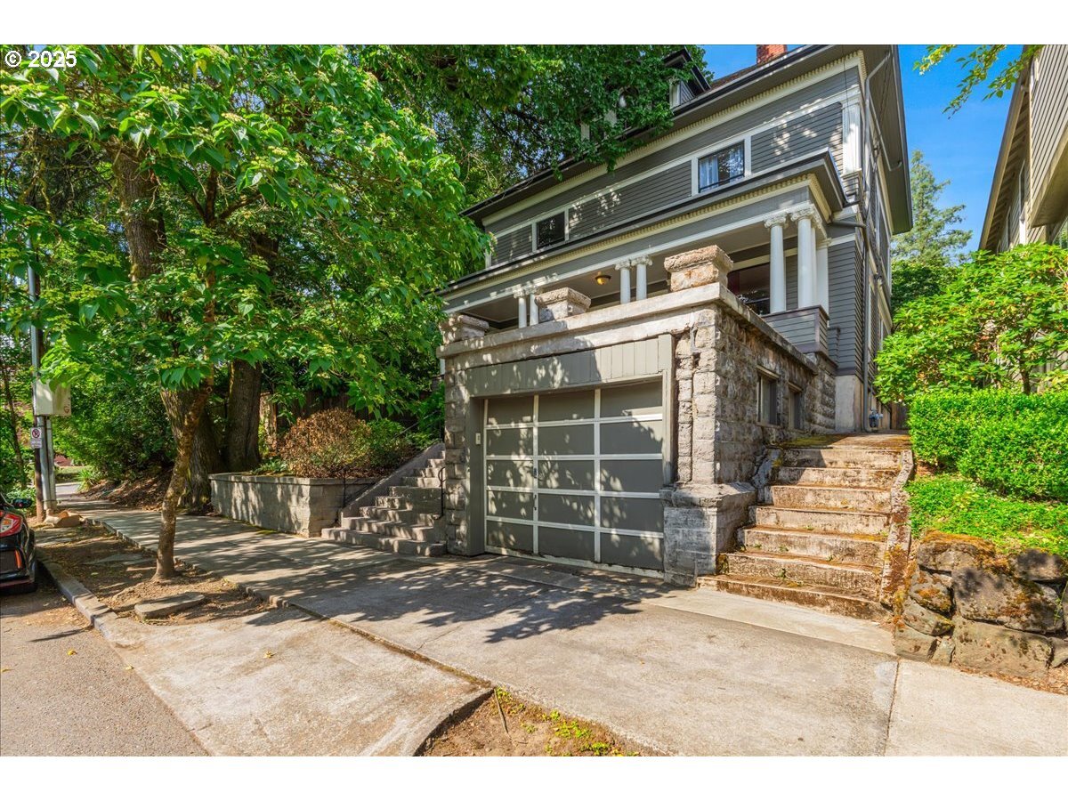 Property Photo:  3425 S Corbett Ave  OR 97239 