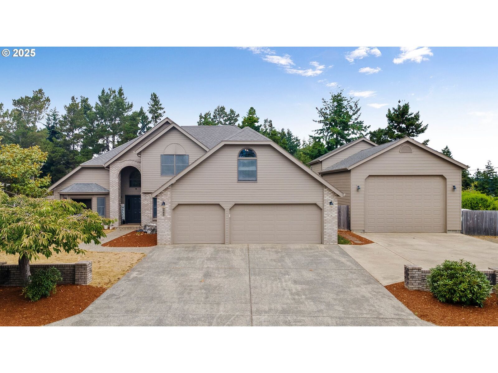 Property Photo: 2200 17th St OR 97459
