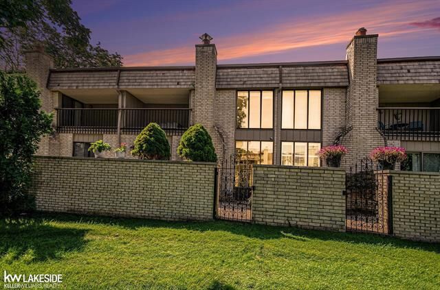 Property Photo: 1297 Oakwood Court MI 48307