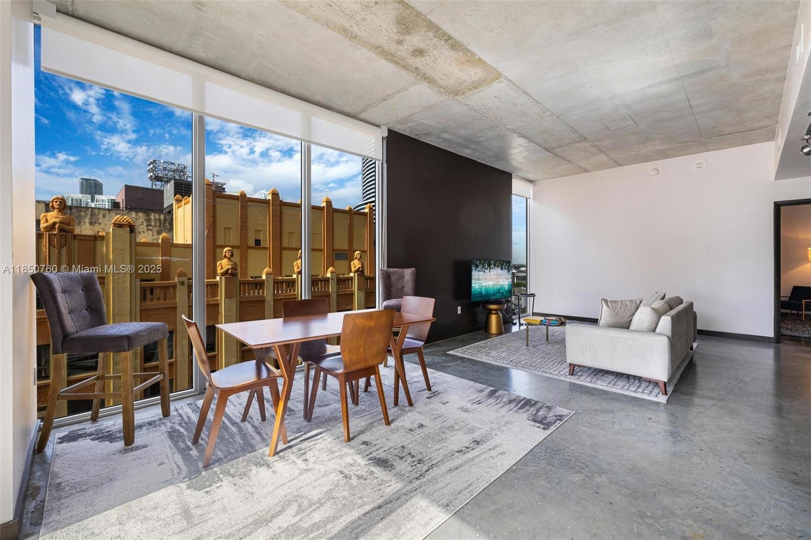 Property Photo: 151 SE 1st St 401 FL 33131