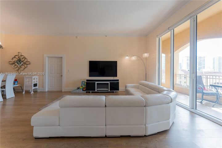 Property Photo: 3001 NE 185th St 710 FL 33180