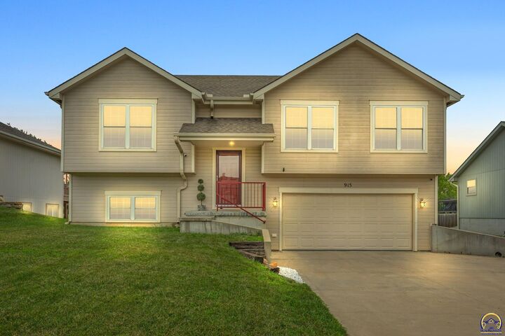 Property Photo:  915 SW Woodbridge Pl  KS 66606 