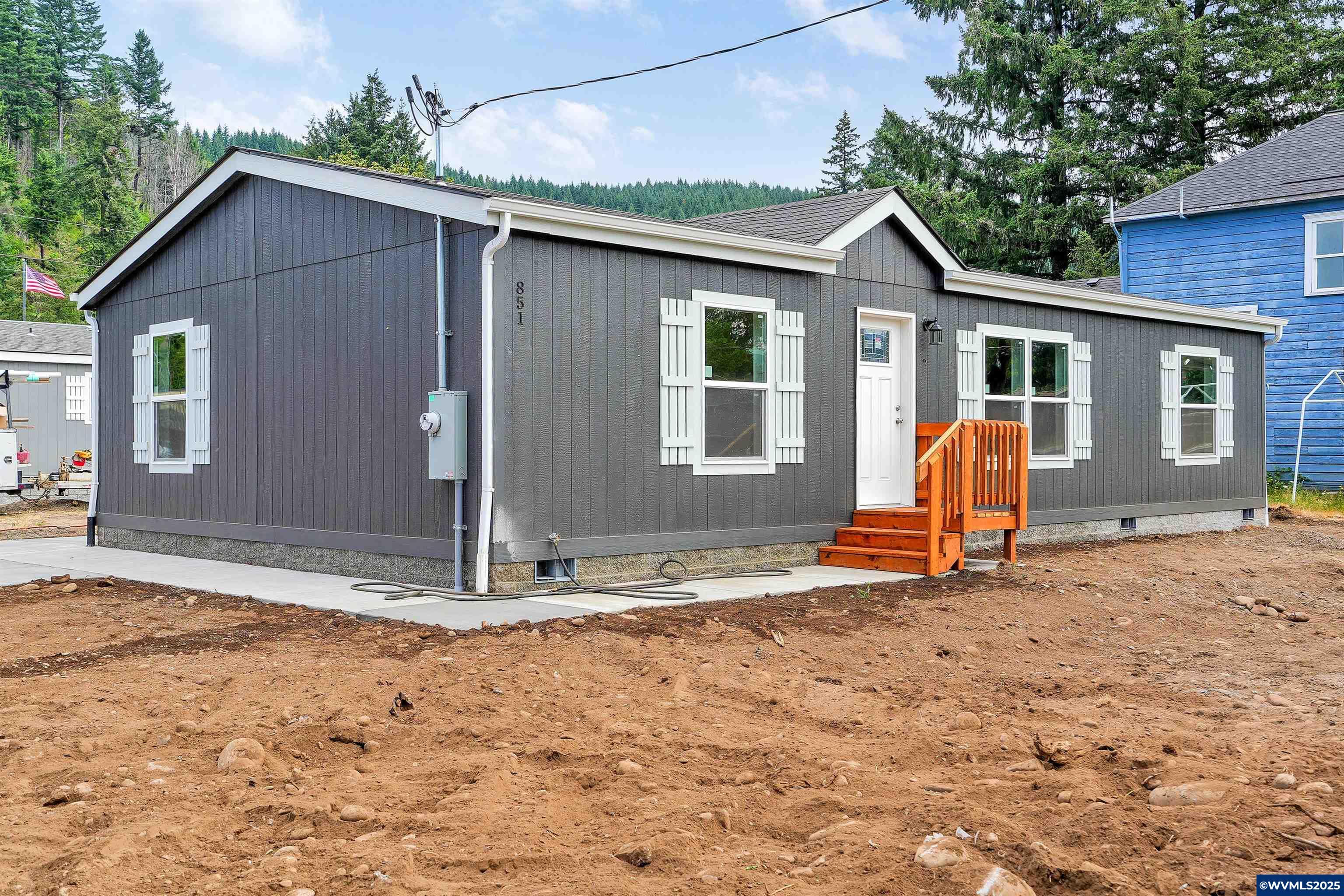 Property Photo:  851 NW Alder St  OR 97360 