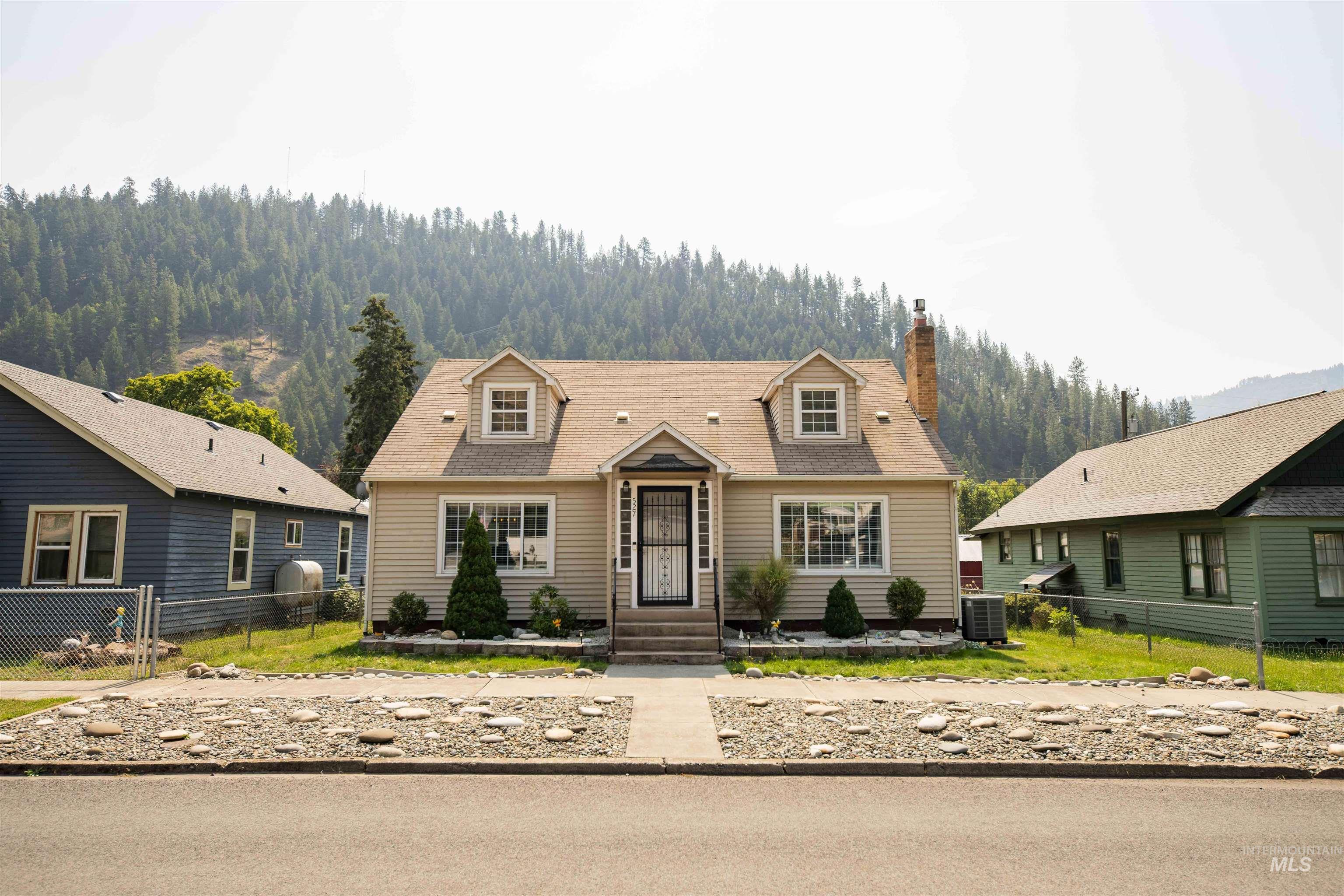 Property Photo:  527 Brown Avenue  ID 83544 