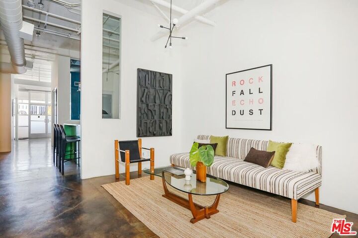 Property Photo:  530 Molino St  CA 90013 