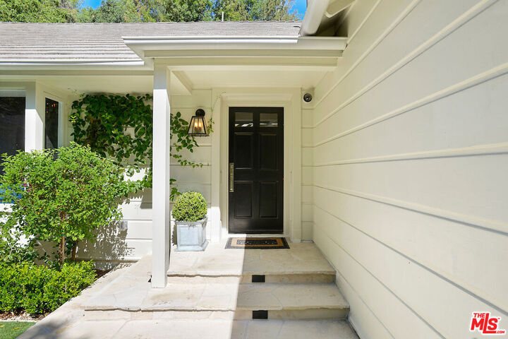Property Photo:  2791 Hutton Dr  CA 90210 