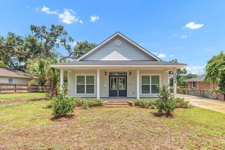 Property Photo:  1006 W Lloyd Street  FL 32501 