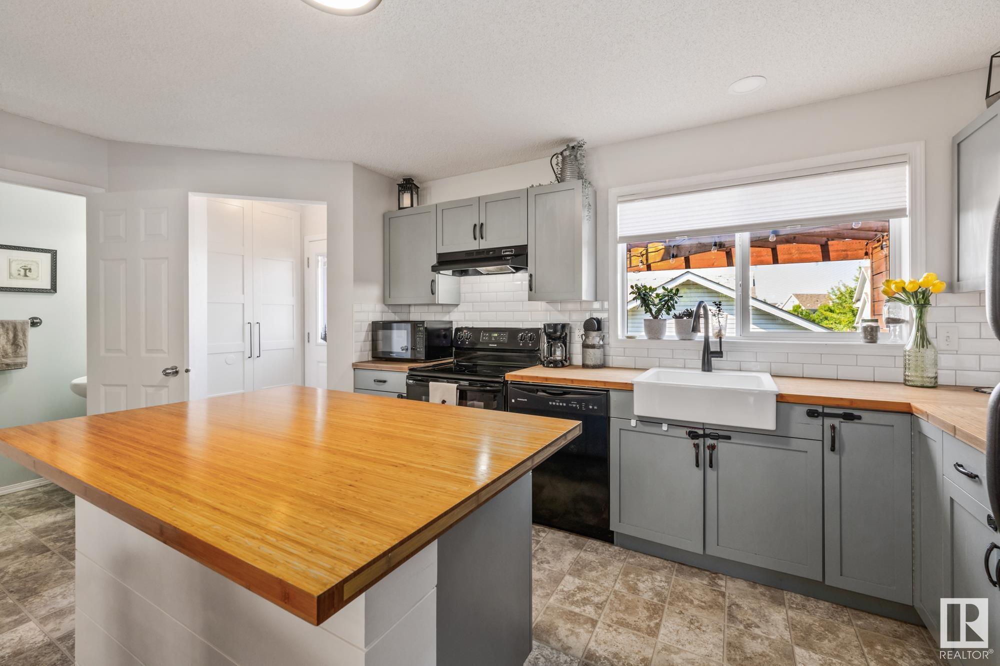 Photo de la propriété: 9102 Shaw Way SW AB T6X 0S4