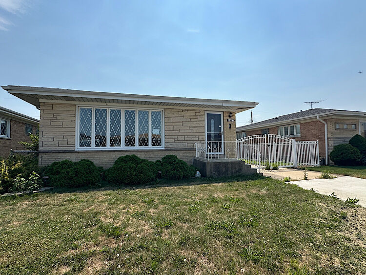 Property Photo: 8517 W Carmen Avenue IL 60656