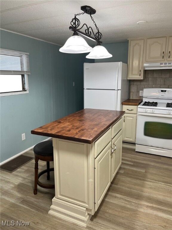 Property Photo: 8376 Russell Lane OH 44144