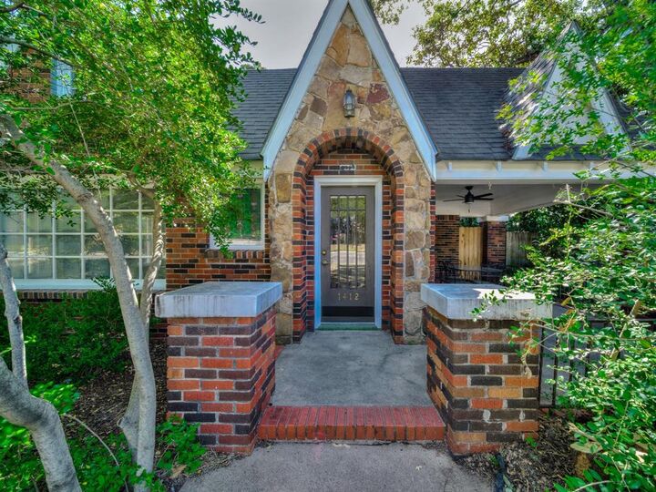 Property Photo: 1412 N Riverside Drive TX 76111