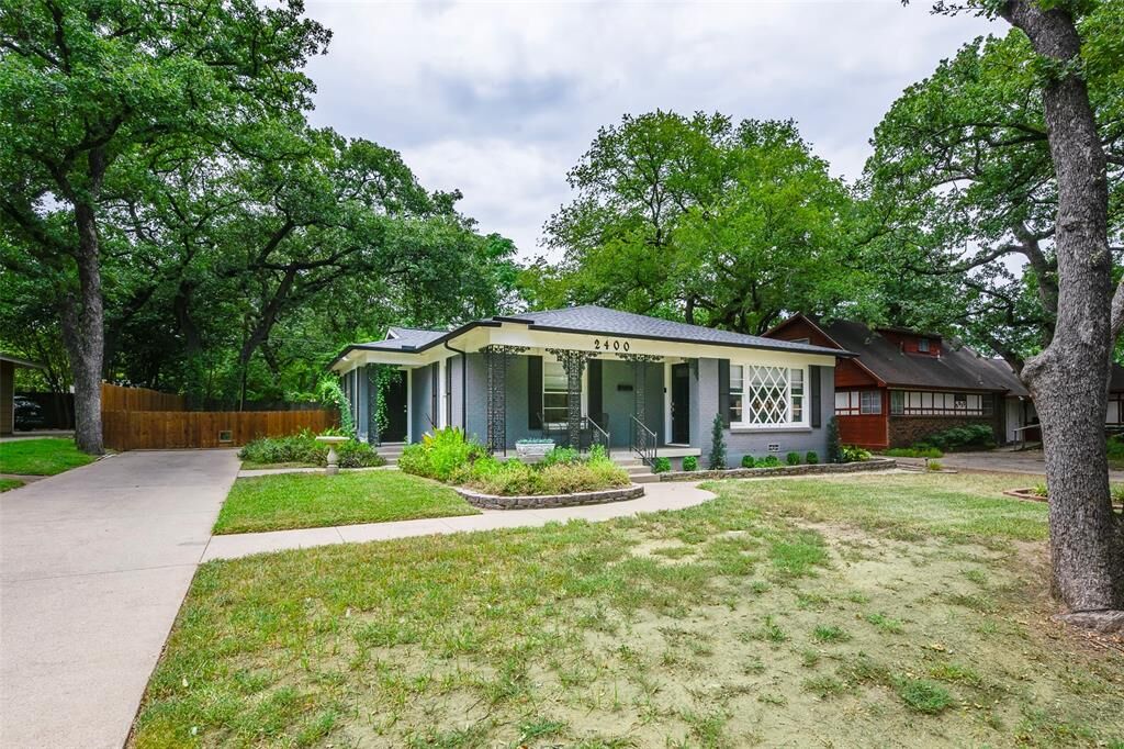 Property Photo: 2400 Nottingham Boulevard TX 76112