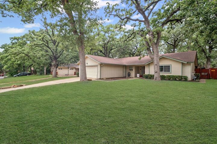 Property Photo: 2807 Hollywood Drive TX 76013