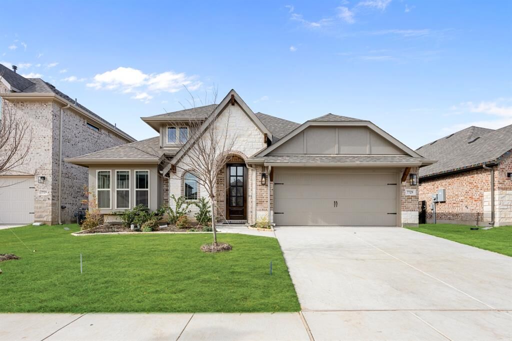 Property Photo: 7729 Oakmeade Street TX 76058