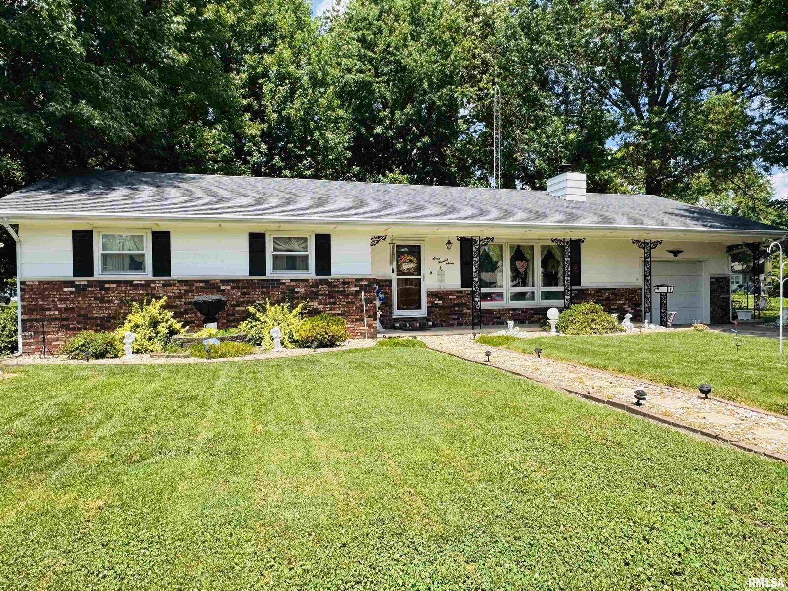 Property Photo:  707 W Sylvia Street  IL 62822-1121 