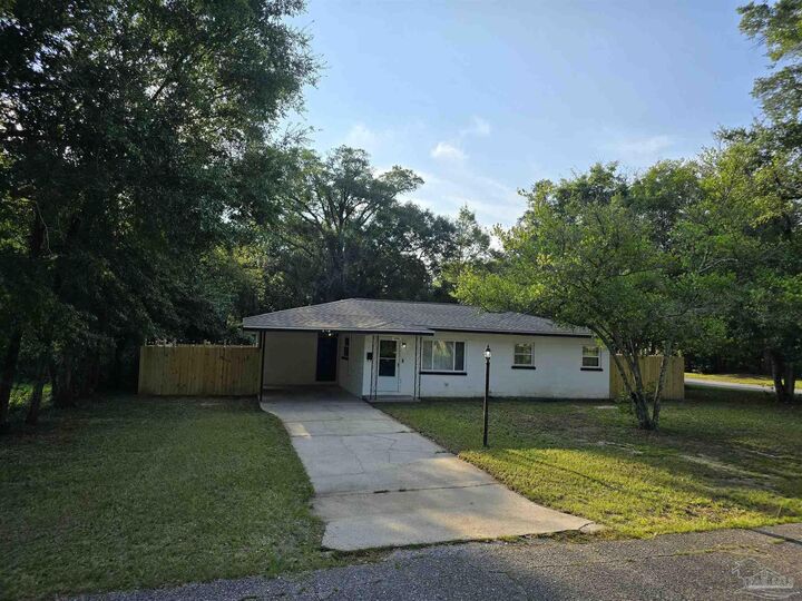 Property Photo: 2010 N G St FL 32501