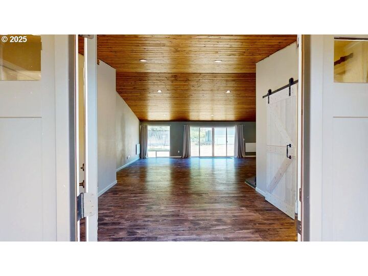 Property Photo: 94345 Orchard Ln OR 97444