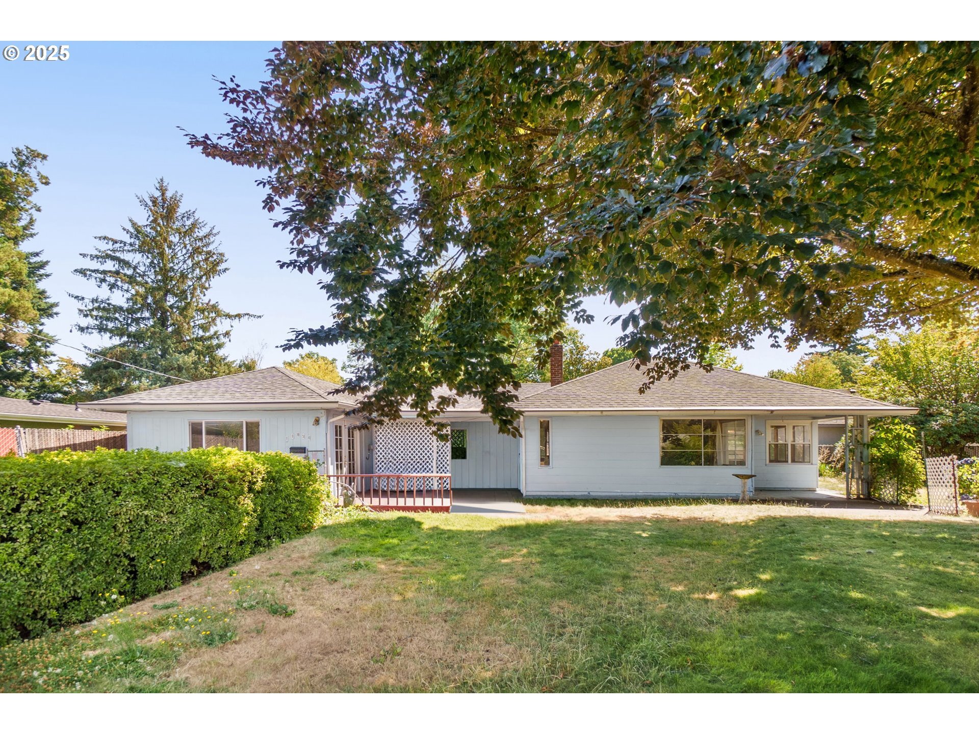 Property Photo: 11834 SE 33rd Ave OR 97222