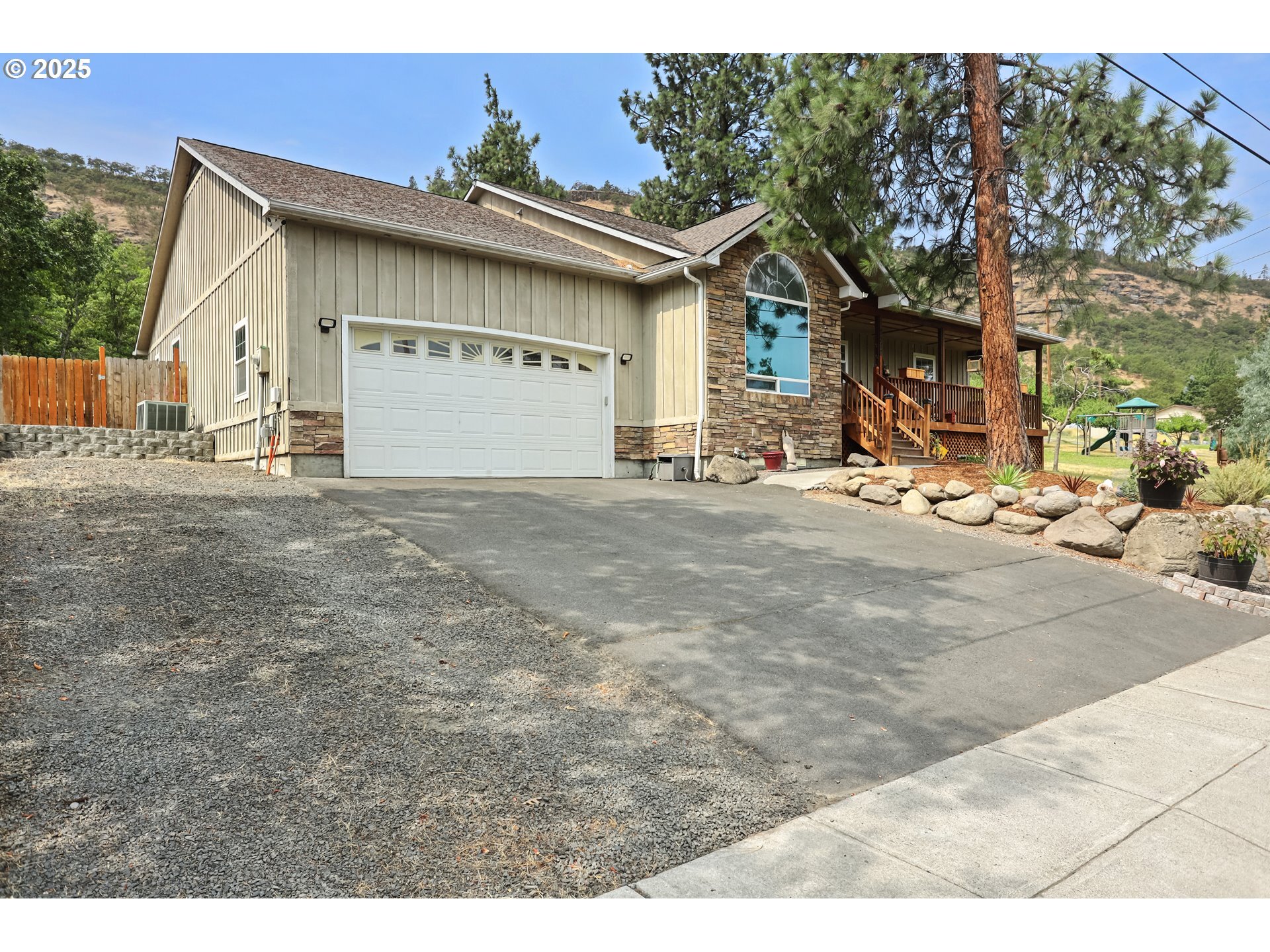 Property Photo: 2512 W 13th St OR 97058