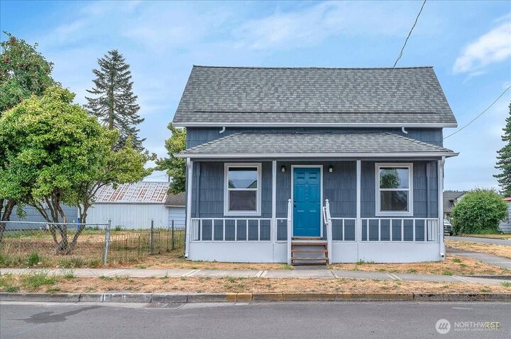 Property Photo:  714 S Pacific Avenue  WA 98626 