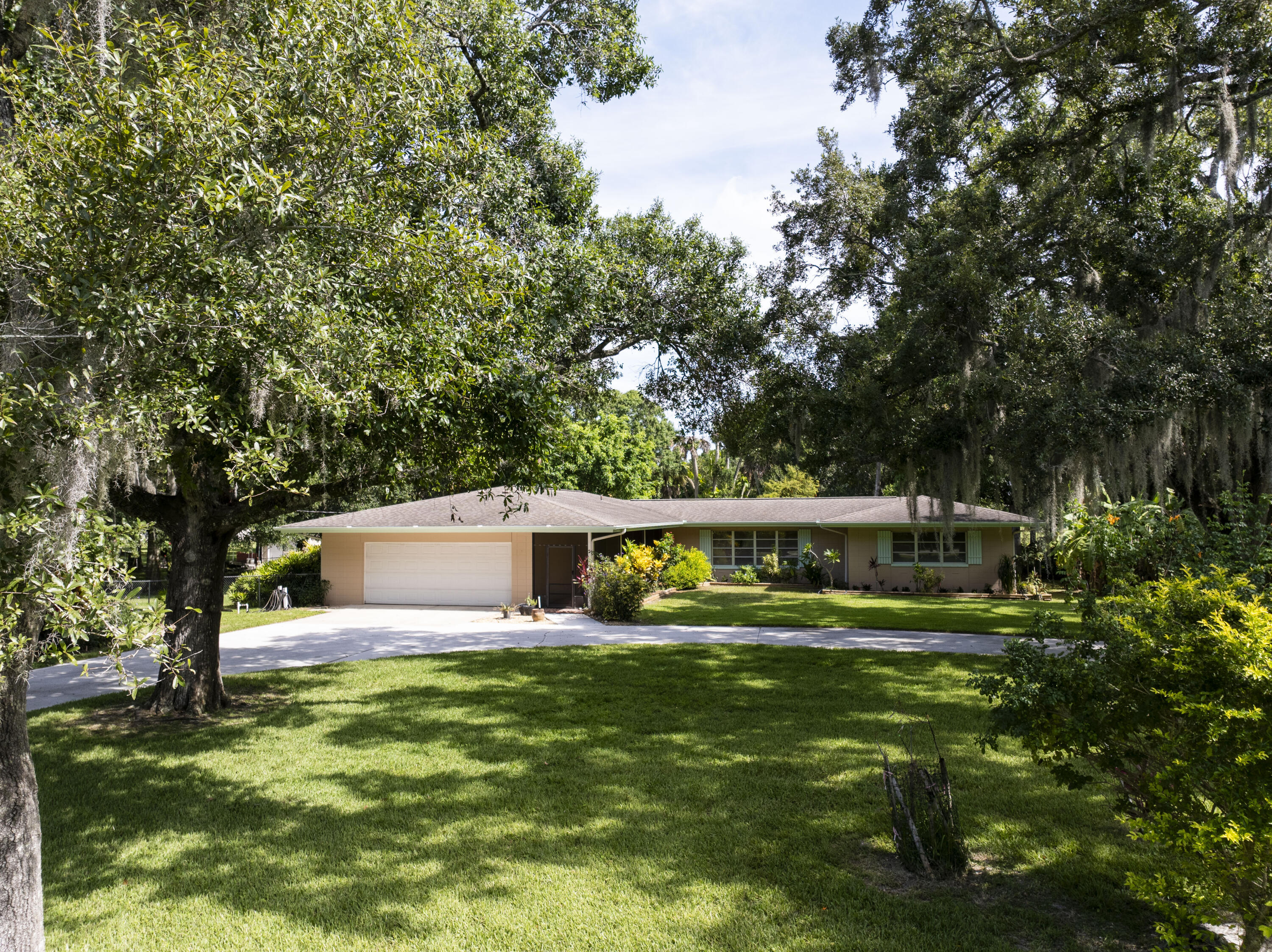Property Photo: 3912 Delaware Avenue FL 34947