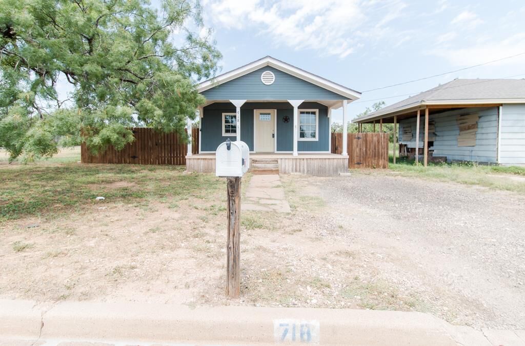 Property Photo: 718 W 15th St TX 76903