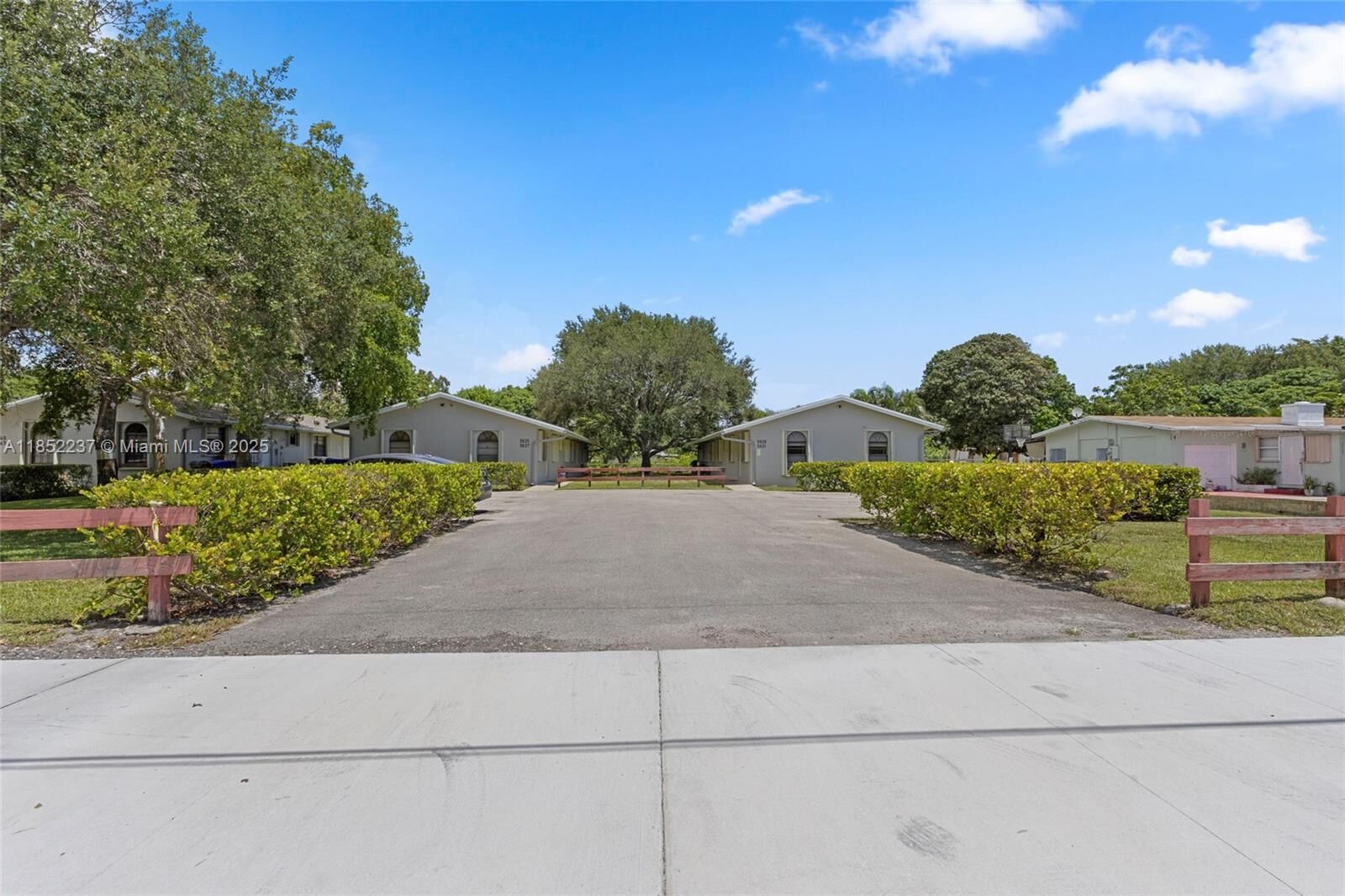 Property Photo: 5629 Taft St 5629 FL 33021
