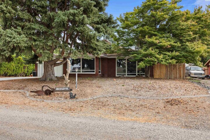 Property Photo: 803 W 23rd Pl WA 99337