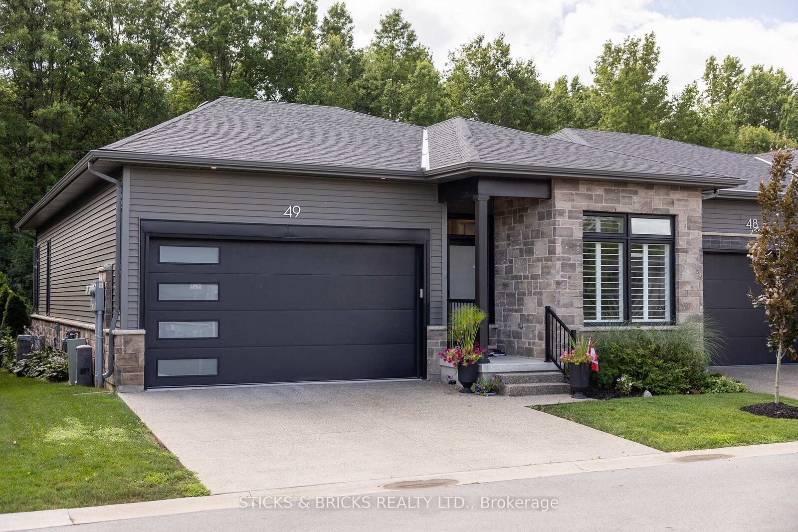 Property Photo: 8974 Willoughby Drive 49 ON L2J 0Y8