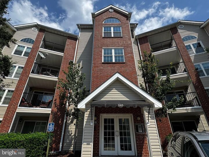 Property Photo:  3313 Wyndham Circle 3213  VA 22302 