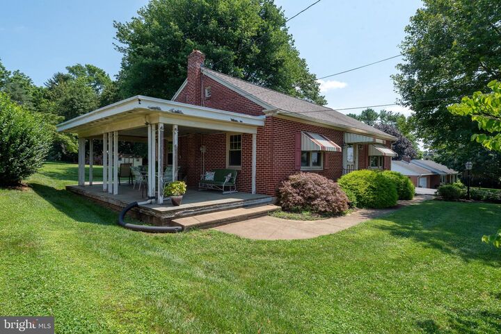 Property Photo:  3 Newswanger Road  PA 17603 