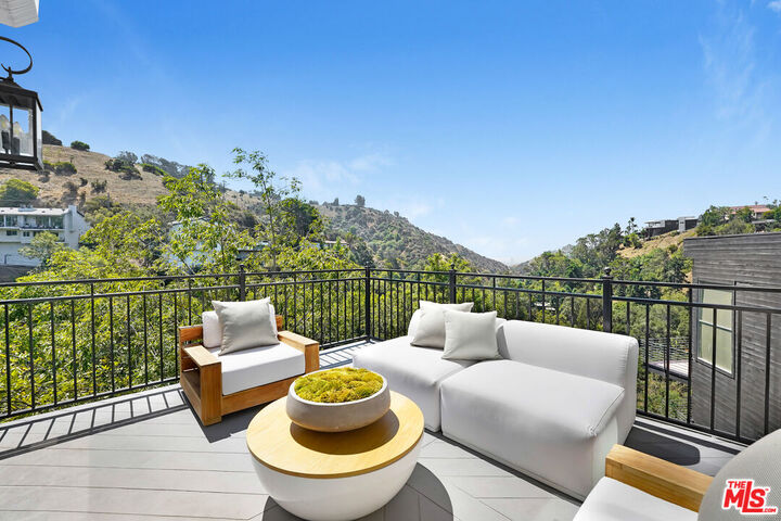 2506 Zorada Dr  Los Angeles CA 90046 photo