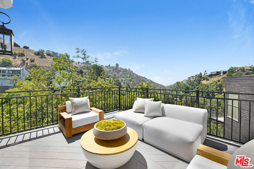 Property Photo:  2506 Zorada Dr  CA 90046 