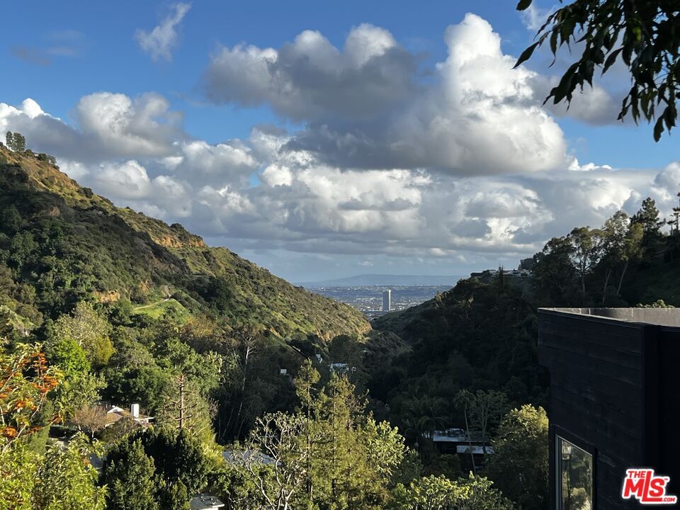 Property Photo: 2506 Zorada Dr CA 90046