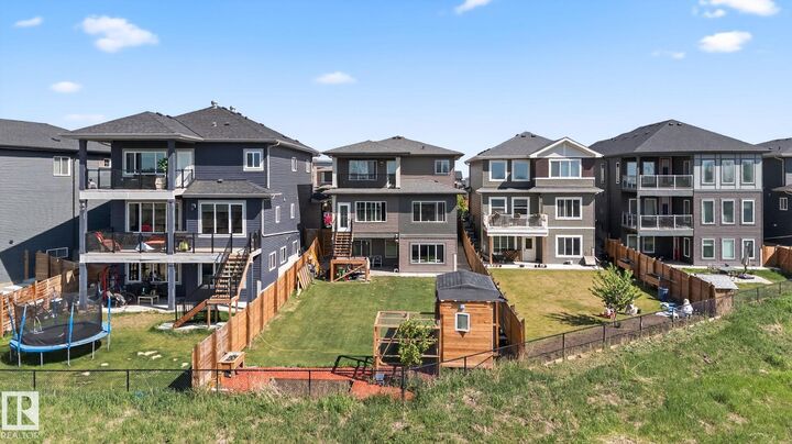 Photo de la propriété: 4119 7 Avenue SW AB T6X 2J2