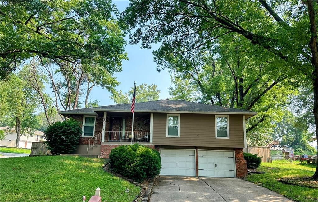 Property Photo:  401 SE Sandstone Drive  MO 64014 