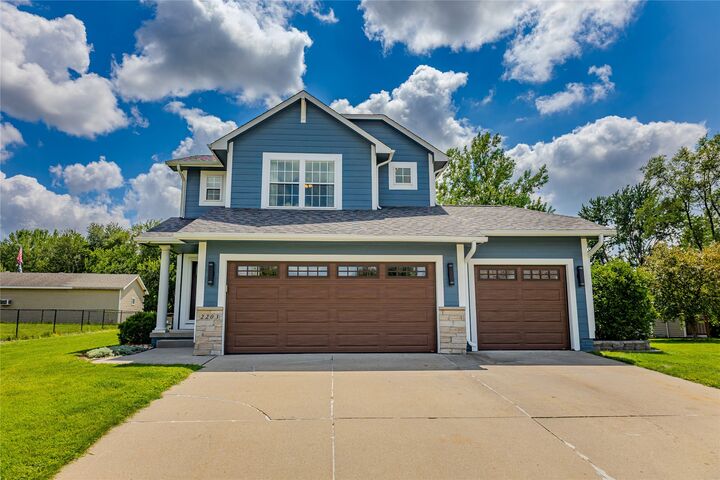 Property Photo: 2203 NW Lakeside Court IA 50023
