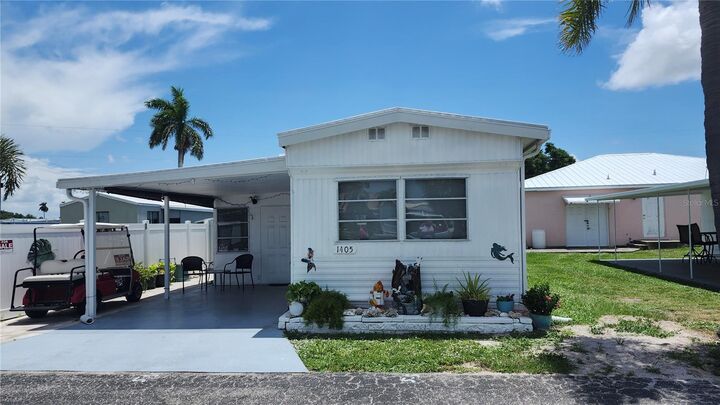 Property Photo: 1405 25th Avenue Drive W FL 34205