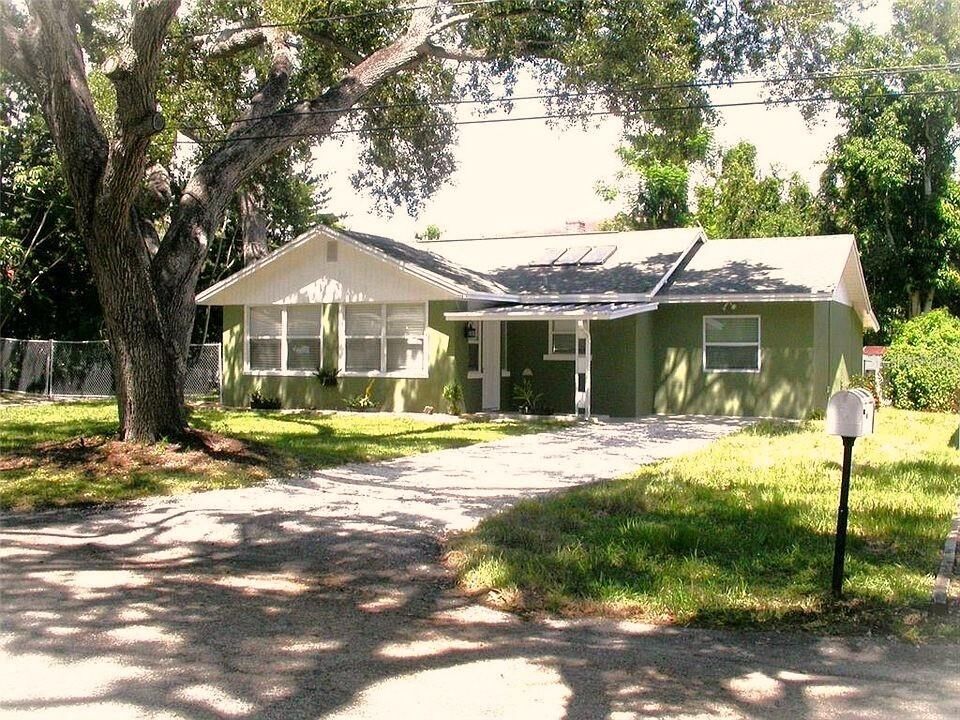 Property Photo:  4939 Woodland Drive  FL 33708