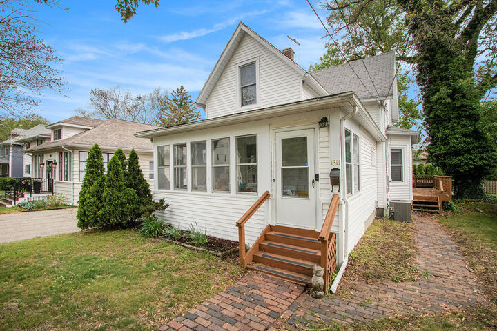 Property Photo:  1311 Wolcott Avenue  MI 49085 