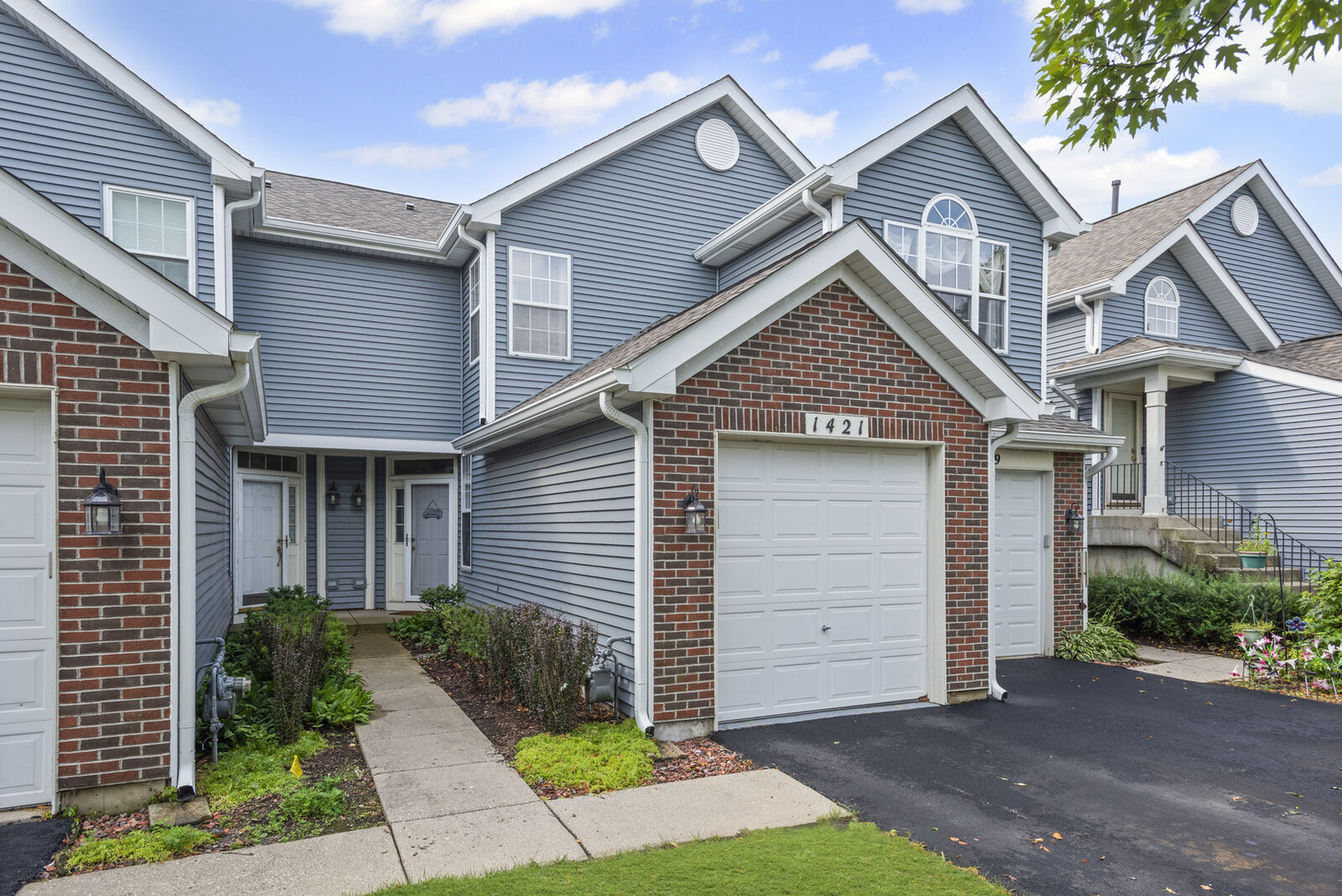 Property Photo:  1421 Shawford Way  IL 60120