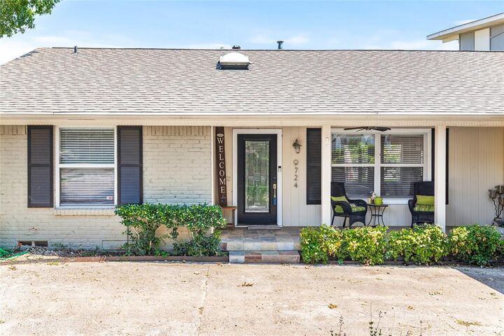 Property Photo: 9724 Gatecrest Drive TX 75238